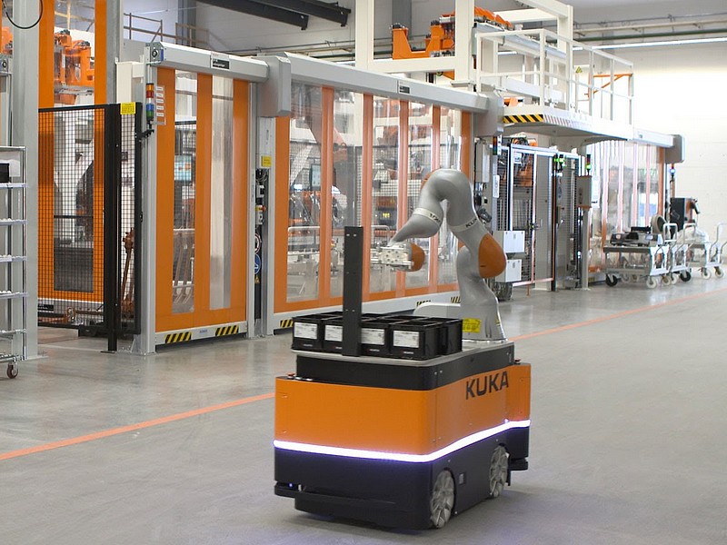Autonomní robot KMR iiwa řeší dopravu materiálu